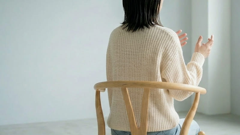 中絶手術後の経過について振り返りながら話す女性