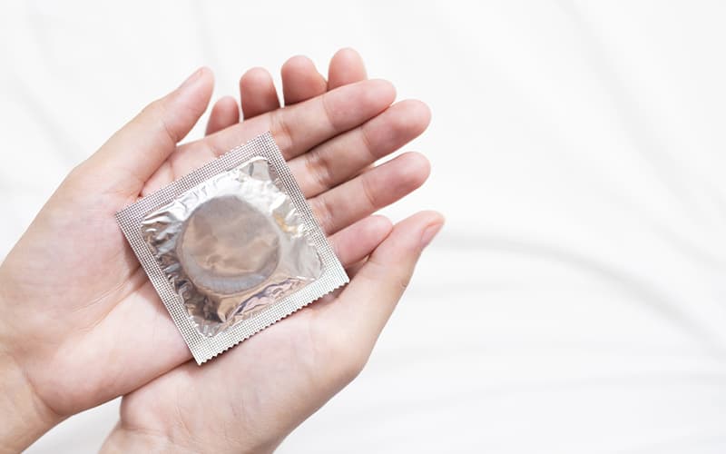 コンドームを使わない性行為による感染率は、約1％前後。避妊以外の目的としても、コンドームは使用したほうがよい。